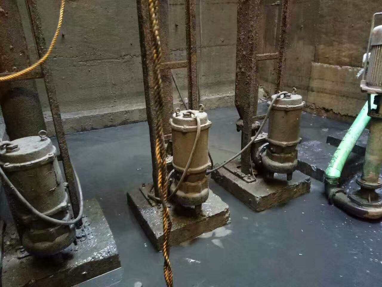 济水街道污水池清理